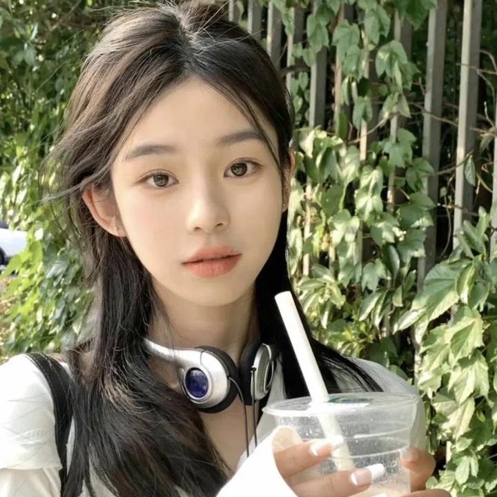 演唱会后台实拍：一线女星私下抽烟，公司火速否认